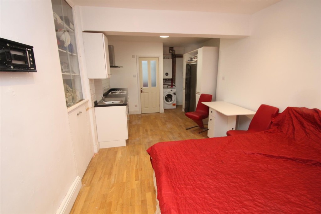 Lot: 163 - MID-TERRACE HOUSE FOR IMPROVEMENT - Upper ground floor studio flat
